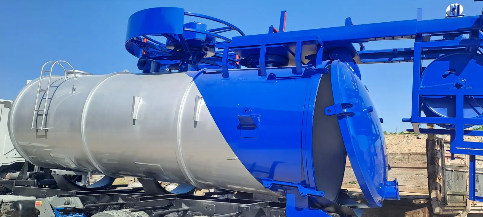 Yarısı astarlı yarısı boyanmış vidanjör tankı